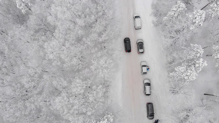 Autos auf einer schneebedeckten Straße, Stau, Luftbild