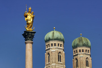 goldene Maria-Statue mit Zwiebeltürmen der Frauenkirche in München