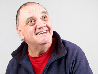 Obraz premium portrait homme âgé avec grand sourire isolé sur fond gris