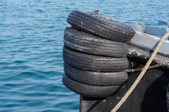 Llantas en el bote. 