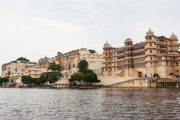 Obraz premium Udaipur palace from lake