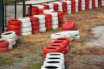 Neumáticos en un circuito de carreras de kart