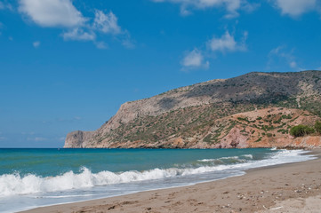 Meeres Bucht mit türkisblauem Meer und einer Inselklippe