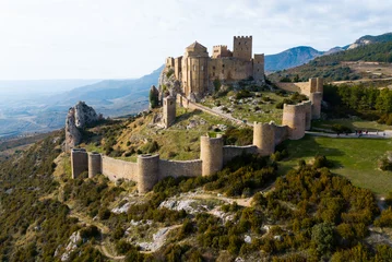 Foto op Plexiglas Kasteel Bovenaanzicht van het kasteel Castillo de Loarre. Provincie Huesca. Aragón. Spanje