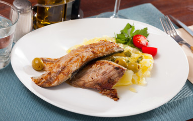Fried mackerel fillets with mashed potatoes