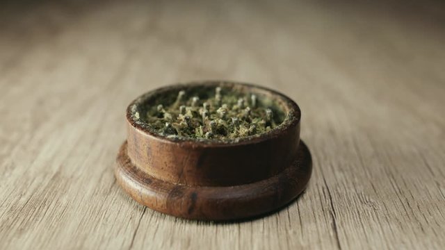 Marihuana triturada saliendo del grinder