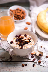 overnight oats with cranberry and almond