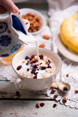 overnight oats with cranberry and almond