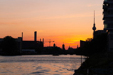 Sonnenuntergang an der Spree in Berlin