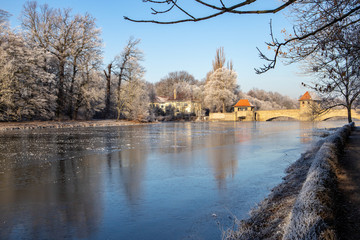 Ansicht vom teilweise gefrorenen Fluss 