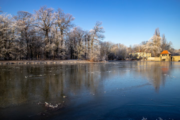 Ansicht vom teilweise gefrorenen Fluss 