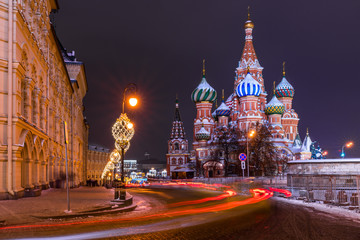 Obraz premium saint basil's cathedral in winter time in moscow russia. One of the most beautiful places in the world.