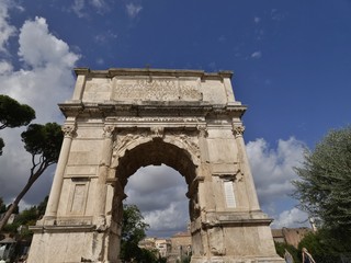 Arco de Tito en el foro de la ciudad de Roma.