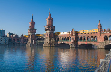 Naklejka premium Oberbaum bridge with yellow train