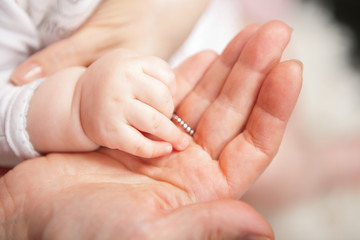 baby hand mother studio 