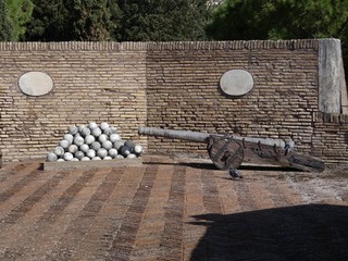 Cañon y su munición de bolas de piedra.