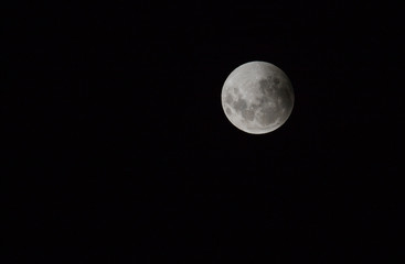 Super luna al inicio del eclipse