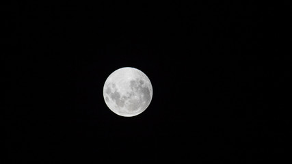 Luna llena, bien iluminada, previo a eclipse de luna 