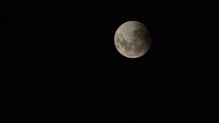 Super luna al inicio del eclipse