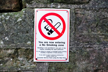 smoke free zone entering sign