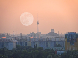 Fernsehturm Berlin mit Vollmond © Kamzoom