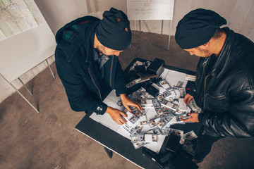 Young thiefs counting money