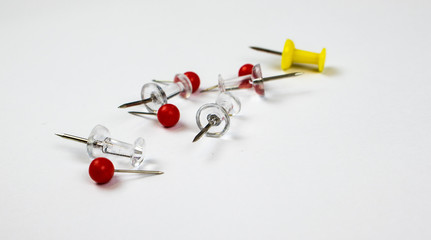 Reißnägel Pinnnadeln auf weiß