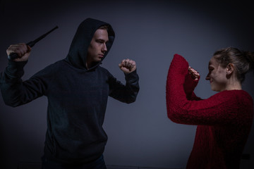 Mann attackiert eine Frau mit einem Schlagstock