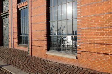 Hamburg Hafen im Fenster gespiegelt