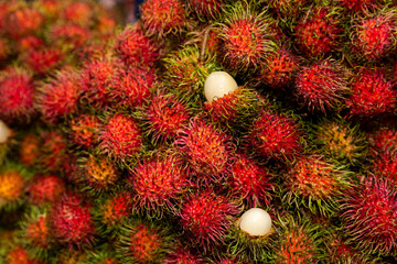 Fruta exótica del Sudeste Asiático, rambután.