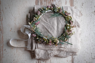 Filigraner Blumenkranz auf Tisch