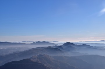 Vista sulle montagne con la nebbia da Montserrat in Catalogna