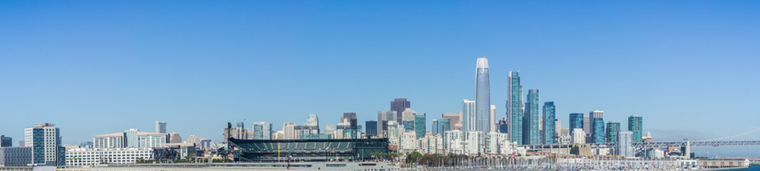Obraz premium Panoramiczny widok na panoramę San Francisco widziany z nabrzeża w słoneczny i pogodny dzień