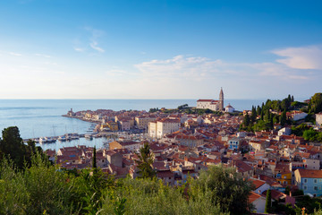 Fototapeta na wymiar Piran – Pirano / Slowenien / Istrien. Blick auf die St. Georgs-Kathedrale, Altstadt und das Adriatische Meer