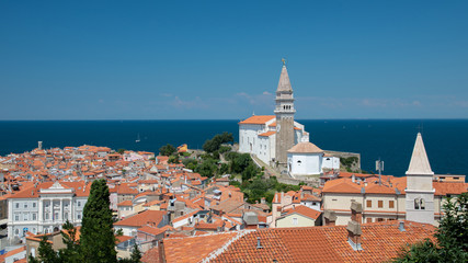 Fototapeta premium Piran – Pirano / Slowenien / Istrien. Blick auf die St. Georgs-Kathedrale, Altstadt und Meer