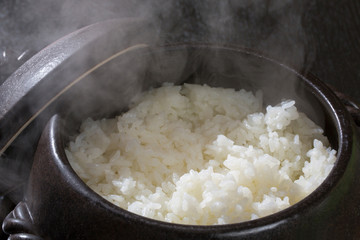 ゆげがあがる炊きたての土鍋ご飯