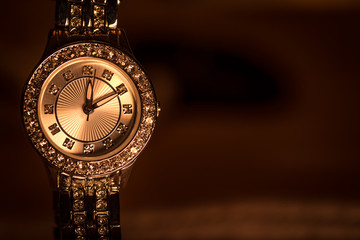 Woman Shiny gold diamond watch. 