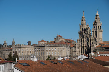 Fototapeta premium Vista panorámica de la parte antigua de Santiago de Compostela, con el Palacio de Raxoi y la Catedral. Galicia, España.