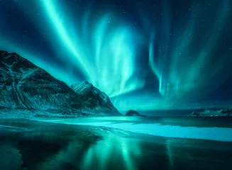 Fotobehang Verbazingwekkende aurora borealis. Noorderlicht op de Lofoten-eilanden, Noorwegen. Sterrenhemel met poollicht. Nacht winterlandschap met aurora, zee met ijzige kust en lucht reflectie, besneeuwde bergen. Reizen © den-belitsky