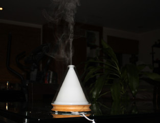 Lamp and humidifier pyramidal tool for aromatherapy