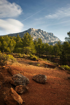 Vue depuis aix en Provence avec terre d'ocre avec poudre rouge devant la montagne sainte victoire en provence fa&ccedil;on toile de c&eacute;zanne / View Sainte Victoire mountain in Provence in a Cezanne style 