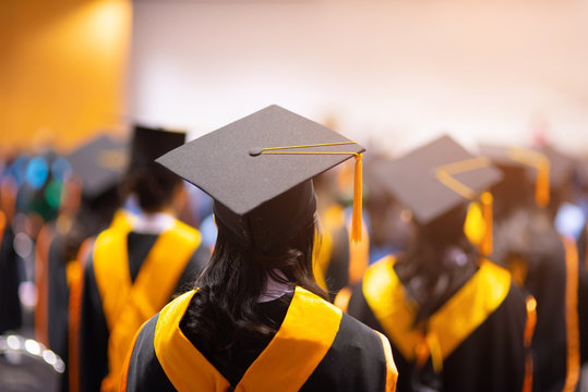 Graduates wear black hats, black hats.Graduates join the graduation ceremony at the university.