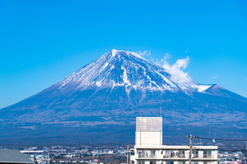 富士山と静岡県富士市の市街地