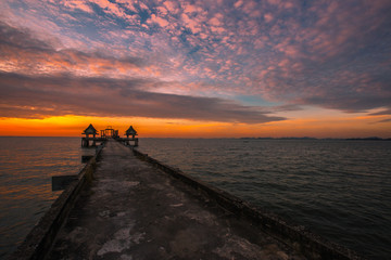 Fototapeta premium The background of the bridge that stretches into the sea, with buildings, churches, accommodation for sun shading or sheltering from the rain, with a secret light on the lake is a natural beauty.