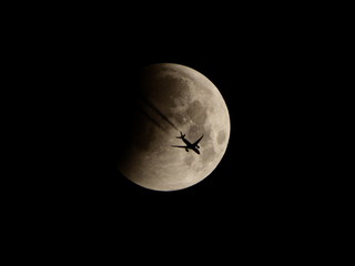 Flugzeug vor Mond