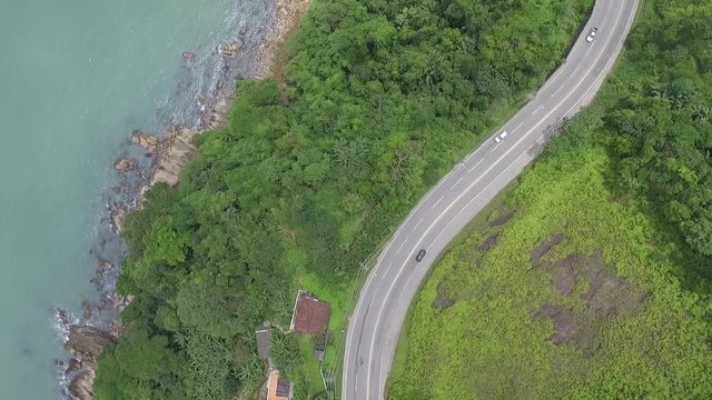 Filmagem com drone de estrada, no litoral