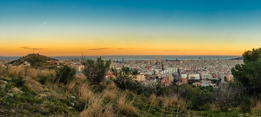 Blick über die spanische Großstadt Barcelona zum Sonnenuntergang