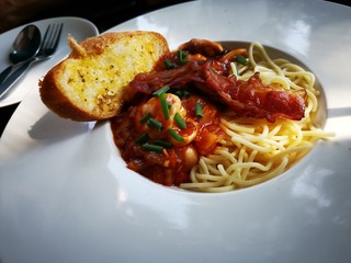 spaghetti with tomato sauce
