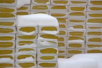 packing mineral wool insulation under the snow