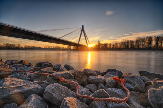 Rhein Brücke zum Sonnenaufgang 